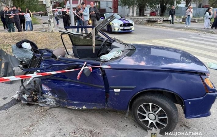 Смертельное ДТП в Днепре: автомобиль врезался в остановку транспорту