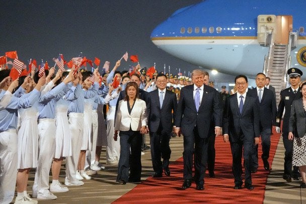 Вони вітали делегацію, тримаючи прапори США та Китаю.
