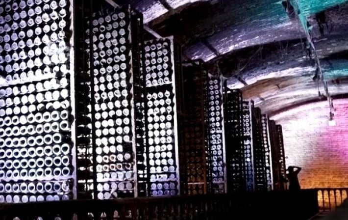 В Грузии впервые открыли винный погреб Сталина с коллекцией из 40 тысяч бутылок