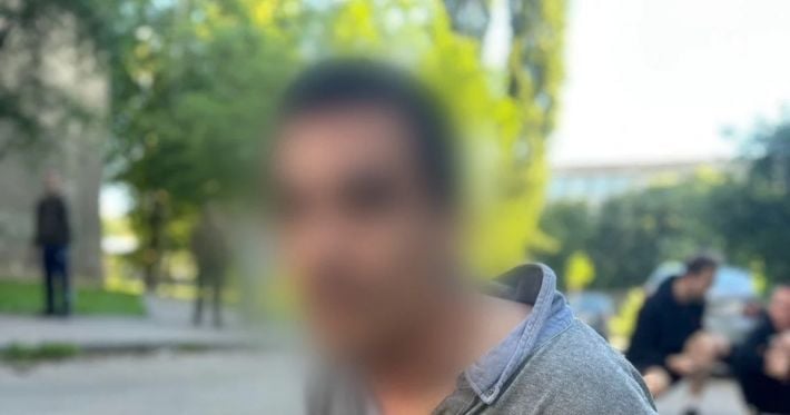 В Киеве мужчина грабил офис после взрывов: его задержали прохожие