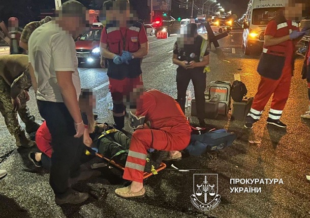  Однак водій не загальмував і врізався у двох військовослужбовців, які несли службу. 3