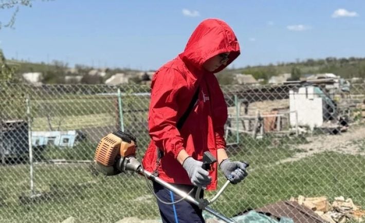 В Мелитополе матери погибшего предателя «компенсировали» утрату скошенной травой
