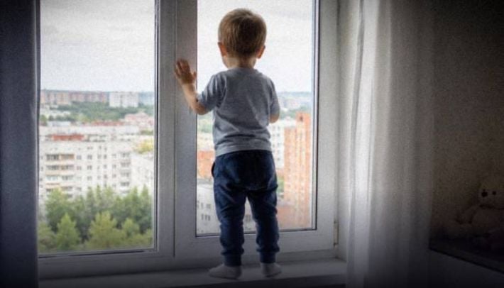 В Запорожье из окна четвертого этажа выпала 3-летняя девочка: как это произошло