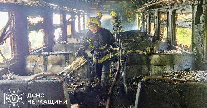 Вагоны выгорели дотла: в Черкасской области электричка загорелась на ходу