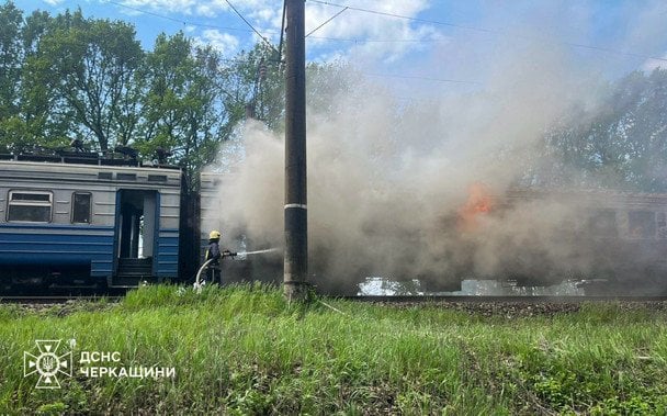 Працівники залізниці намагалися самостійно загасити полум’я, однак вогонь швидко поширився.