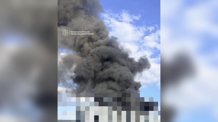 Вражеский удар по Запорожью: над городом поднялся огромный столб дыма