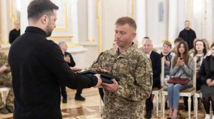 Воин с Запорожского направления получил «Крест за боевые заслуги» от Зеленского