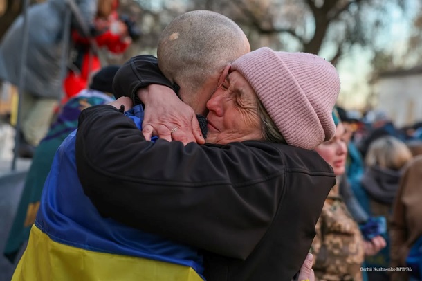 Україна, як і багато інших країн світу, відзначає День матері у другу неділю травня. Це свято офіційно було встановлено указом тодішнього президента України Леонідом Кучмою 10 травня 1999 року. 5