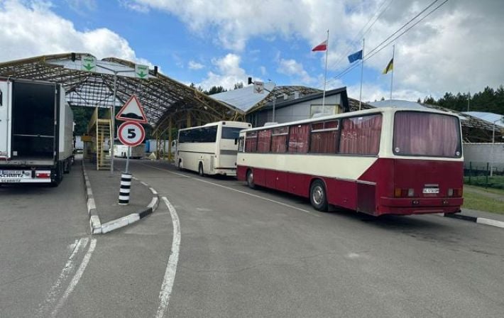 Блокада для пассажирских автобусов: Польша почти на полтора года закрывает полосу движения в ПП «Шегини–Медика» на въезд в страну