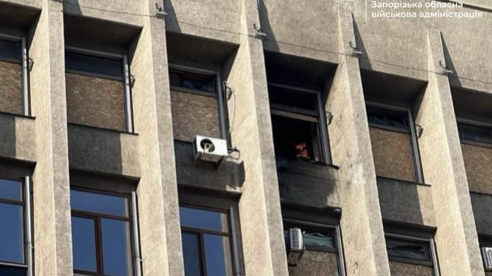 Число пострадавших в Запорожье возросло до семи: враг атаковал автобус и здание ОГА