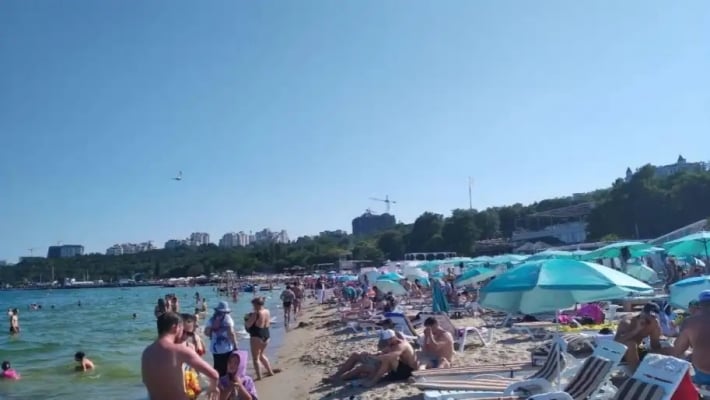 На пляже в Одессе 26-летняя девушка погибла после падения обломков во время российской атаки