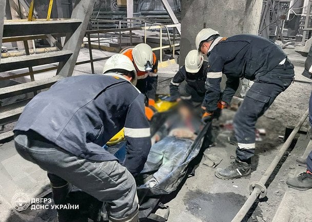До прибуття фахівців колеги намагалися надати потерпілому першу допомогу, однак врятувати чоловіка не вдалося. Отримані ним травми виявилися несумісними з життям.