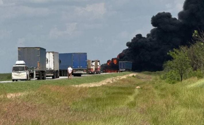 На трассе через Мелитополь водителям советуют ездить в касках и бронежилетах