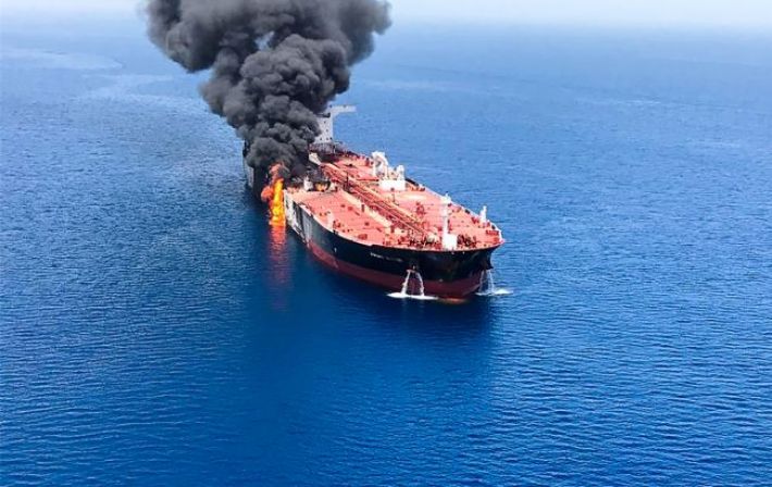 Нефтяной и логистический блекаут РФ: ВСУ подбили подсанкционный танкер FINA A и разрушили важные мосты на юге