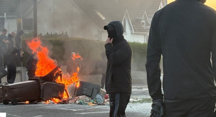 Расистское хулиганство: правительство Британии жестко осудило антииммиграционные беспорядки в Северной Ирландии и обвинило соцсети в подстрекательстве