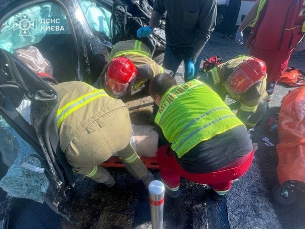На місце оперативно прибули рятувальники, які за допомогою спеціального обладнання деблокували чоловіка та передали його медикам. Наразі він перебуває у відділенні інтенсивної терапії.