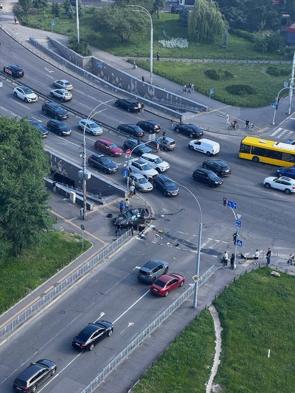 ДТП сталося близько 17:30 на Чоколівському бульварі, неподалік перехрестя з вулицями Вадима Гетьмана та Ушинського.