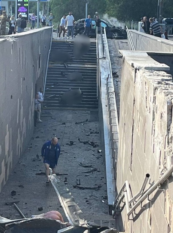 Ще троє постраждалих отримали тяжкі травми та були госпіталізовані.
