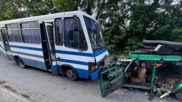 В Броварах легковой автомобиль врезался в пассажирский автобус: погиб ребенок, есть раненые