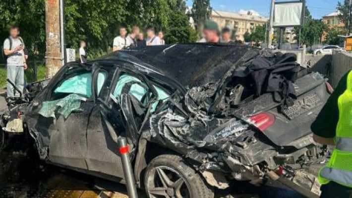 В Киеве авто влетело в подземный переход, есть жертвы