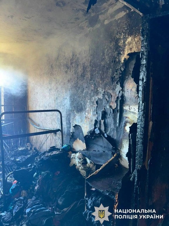 Родина знаходилася на кухні, коли відчула запах диму, який надходив із кімнати.