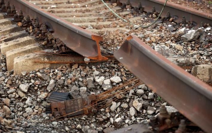 Ночные взрывы в оккупированном Крыму повредили железную дорогу: движение пригородных поездов остановлено