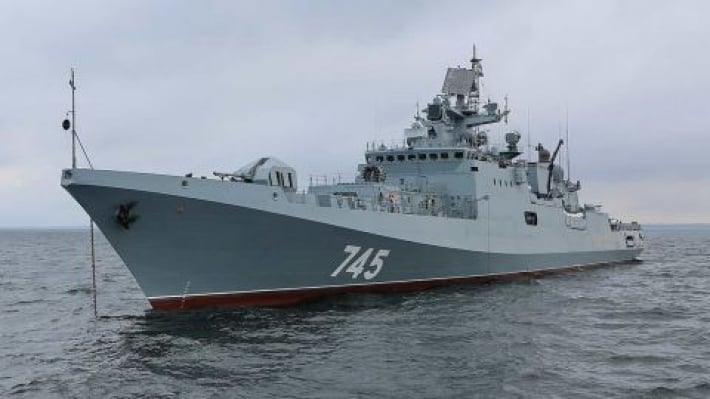 Военный корабль РФ произвел предупредительные выстрелы по британской яхте