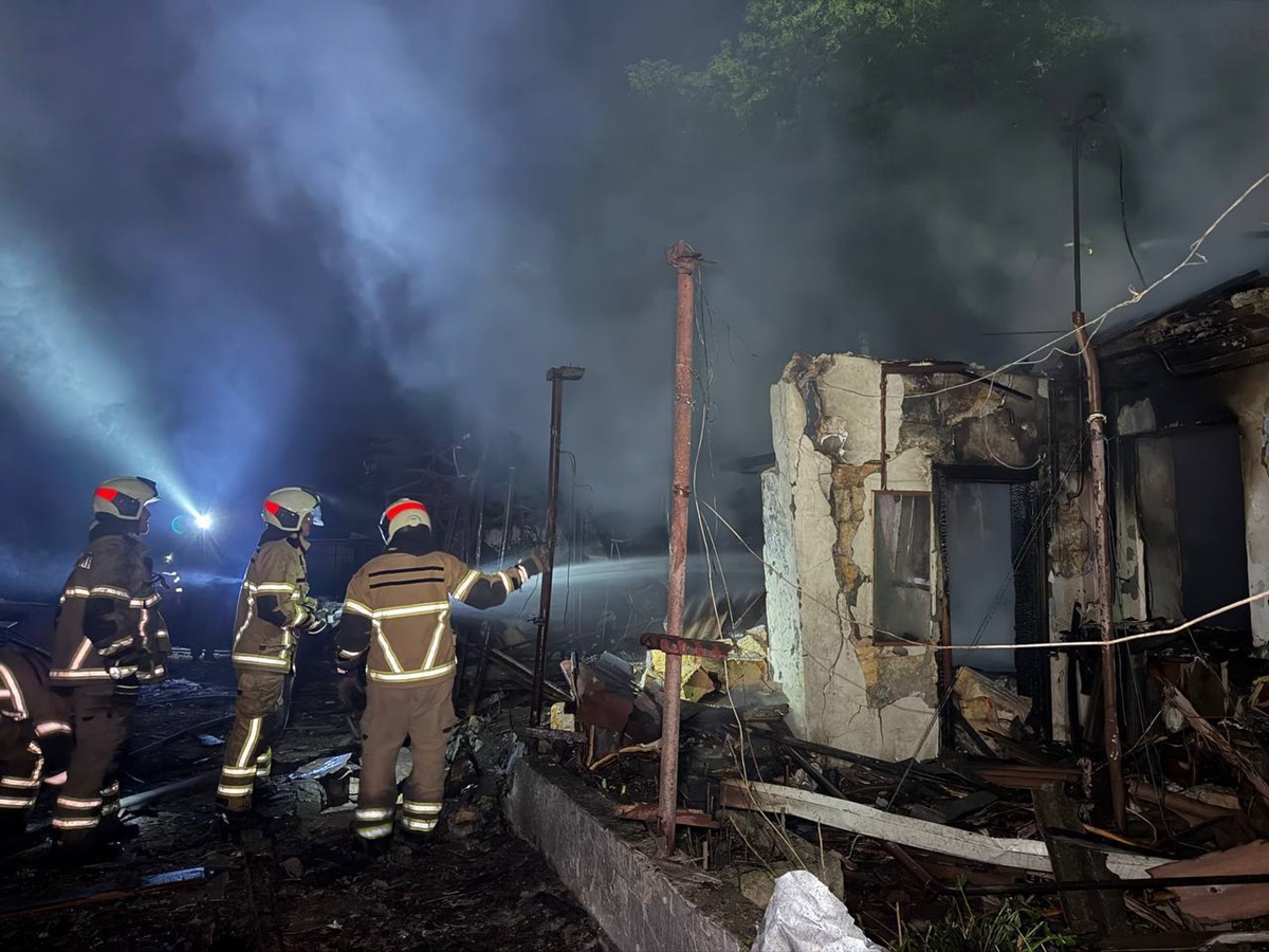 Він додав, що профільні служби ліквідують наслідки атаки. 4