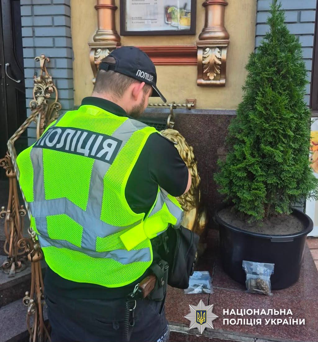 Фото: поліція вилучила гранати білі ресторану в Києві (t.me/gunpKyiv)
