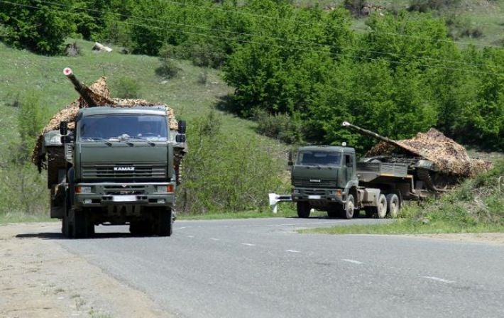 Гибридная логистика оккупантов: РФ маскирует военные колонны под гражданский транспорт при переброске сил через Мариуполь