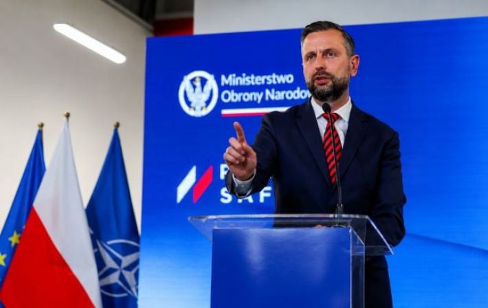 «Меня это бесит»: глава Минобороны Польши резко ответил на критику помощи Украине