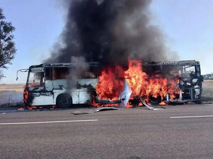 На трассе под Мелитополем сгорел «пассажирский» автобус: кого он перевозил на самом деле? (фото, видео)