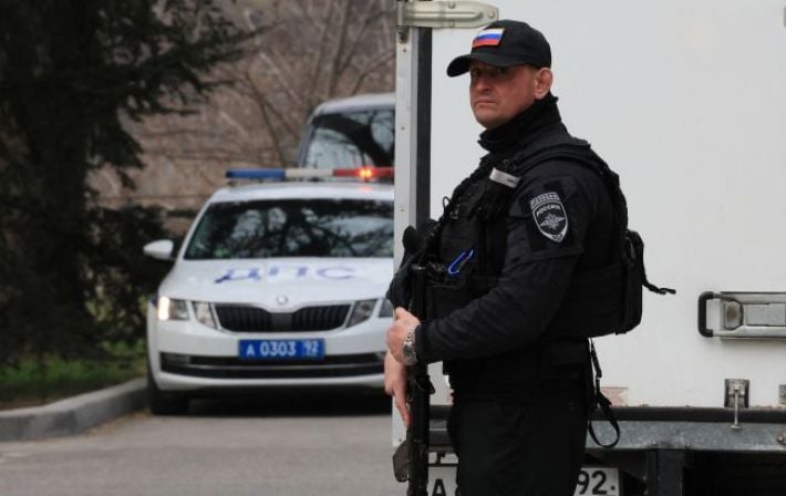 Топливный панический синдром: в России силовики начали рейды по гаражам в поисках тайных запасов бензина