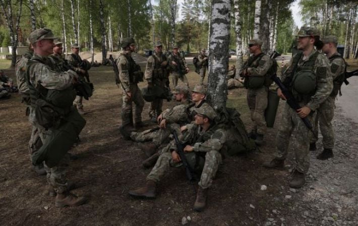 Патриотический бум: в военкоматах Литвы выстроились очереди из тысяч молодых добровольцев