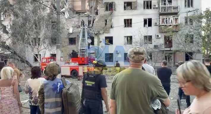 После удара КАБ по Запорожью ГСЧС продолжает расчищать завалы многоэтажного дома (фото,видеорепортаж)