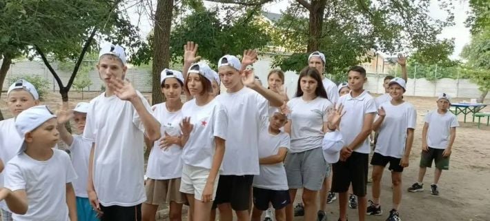 Пять километров до "патриотизма": в Мелитополе сирот заставили бежать к военному мемориалу