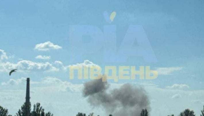 Россия атаковала Запорожье управляемыми бомбами: в городе пожар и раненые (видео)