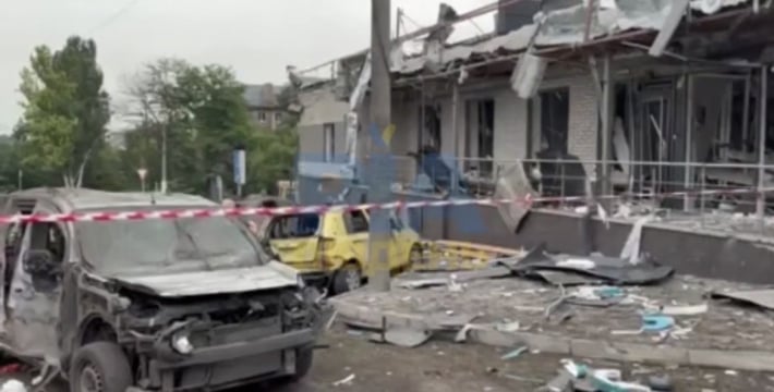 Россия нанесла удар по Запорожью: повреждено многоэтажное здание, под завалами могут находиться люди (видео)