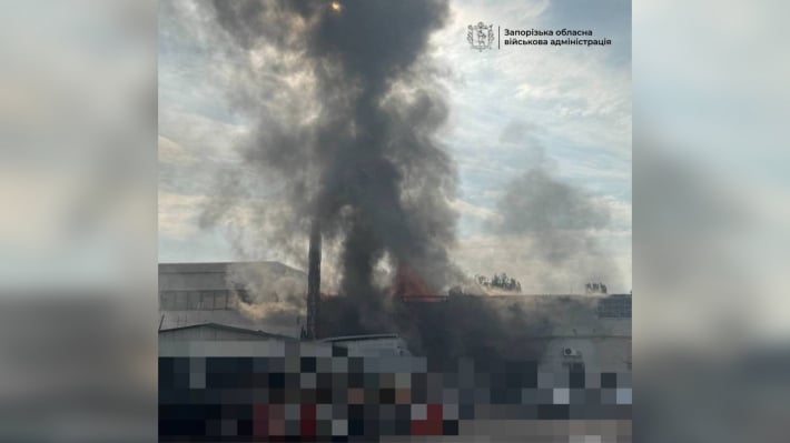 Россияне атаковали Запорожье с помощью дронов: на складских помещениях возник пожар