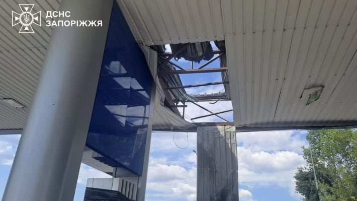 Россияне во второй раз за день атаковали АЗС в Запорожье: заправка временно приостановила работу