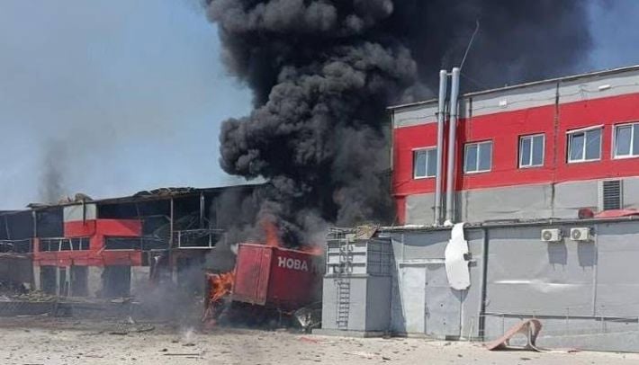 Российский удар поразил в Запорожье после «Новой почты» еще один склад: что известно о разрушениях и пострадавших (фото, видео)