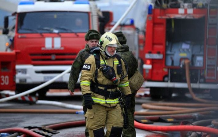 В Крыму после ночной атаки дронов вспыхнули пожары возле аэродрома и паромного терминала