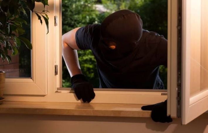 В Мелитопольском районе парень залез в чужой дом через форточку и украл 200 тысяч рублей