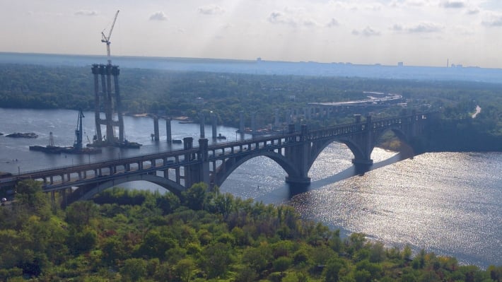 В Запорожье частично ограничат движение по Вантовому мосту: что нужно знать водителям