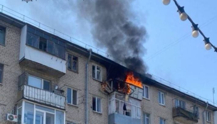 В Запорожье горит многоэтажка: вражеский дрон попал в верхний этаж