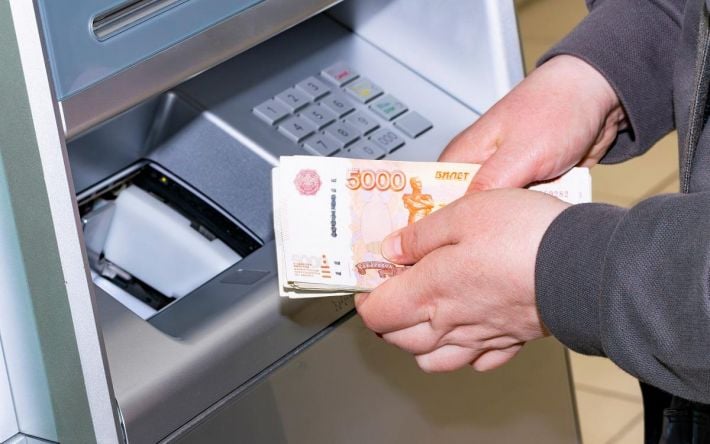 В оккупированном Мелитополе девушка оплатила 20 покупок чужой картой