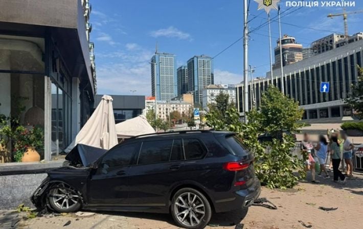 BMW после столкновения оказался на террасе ресторана в Киеве: появилось видео ДТП