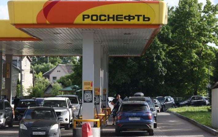 Дефицит топлива в РФ: из-за ударов Украины по НПЗ Москва начала импорт бензина из Индии