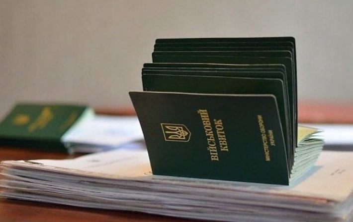 Украина изменила правила получения консульских услуг для мужчин за границей: что нужно знать