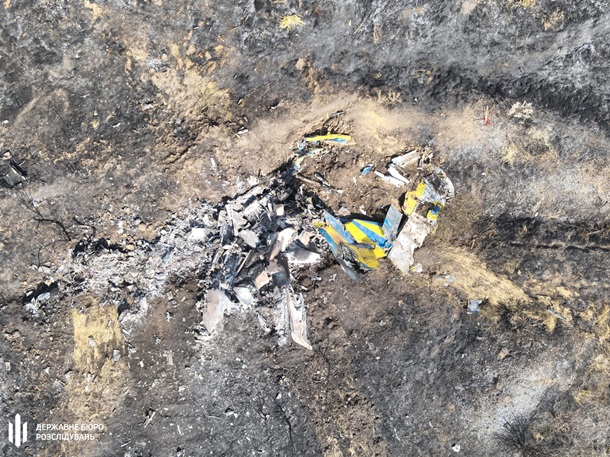 Знайдений бортовий реєстратор отримав термічні пошкодження через пожежу, що виникла після падіння літака. 3